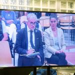 Fernando Blanco y Margarita Garau, los padres de Nadia, sentados ayer en el banquillo de la Audiencia de Lérida