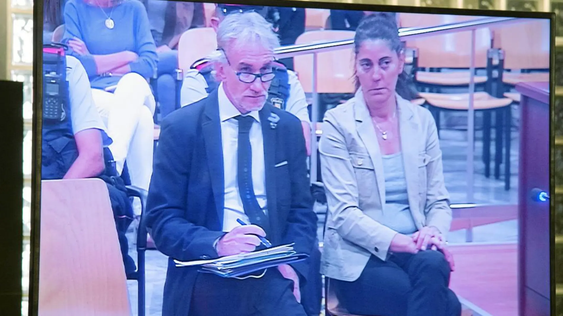 Fernando Blanco y Margarita Garau, los padres de Nadia, sentados ayer en el banquillo de la Audiencia de Lérida
