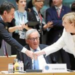 La canciller alemana, Angela Merkel, y el primer ministro italiano, Giuseppe Conte, ayer, en la segunda jornada del Consejo Europeo celebrado en Bruselas