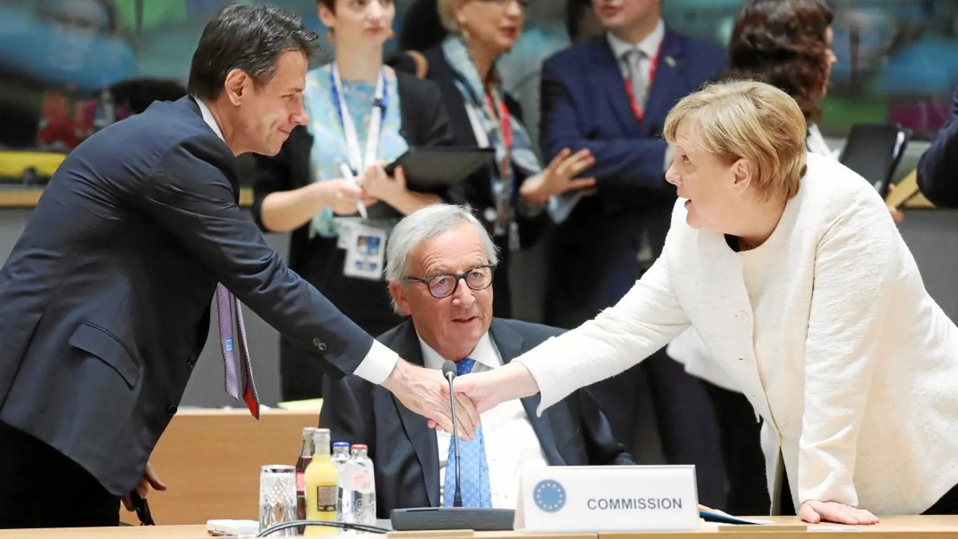La canciller alemana, Angela Merkel, y el primer ministro italiano, Giuseppe Conte, ayer, en la segunda jornada del Consejo Europeo celebrado en Bruselas