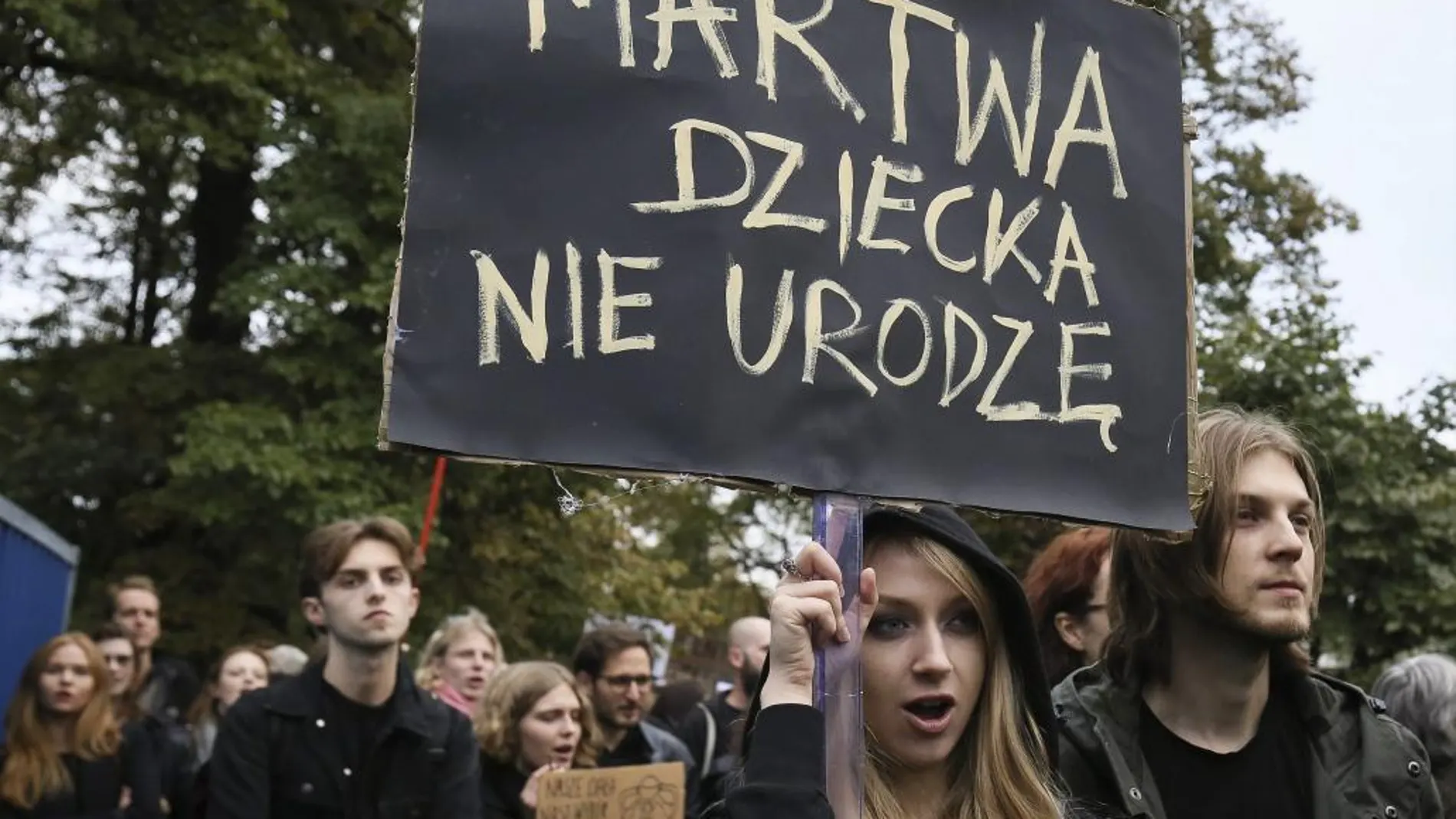 Una mujer sostiene un cartel en el que se lee "No daré a luz si estoy muerta"("I won't give birth if I'm dead) durante una protesta contra los planes del gobierno de introducir una nueva ley del aborto.