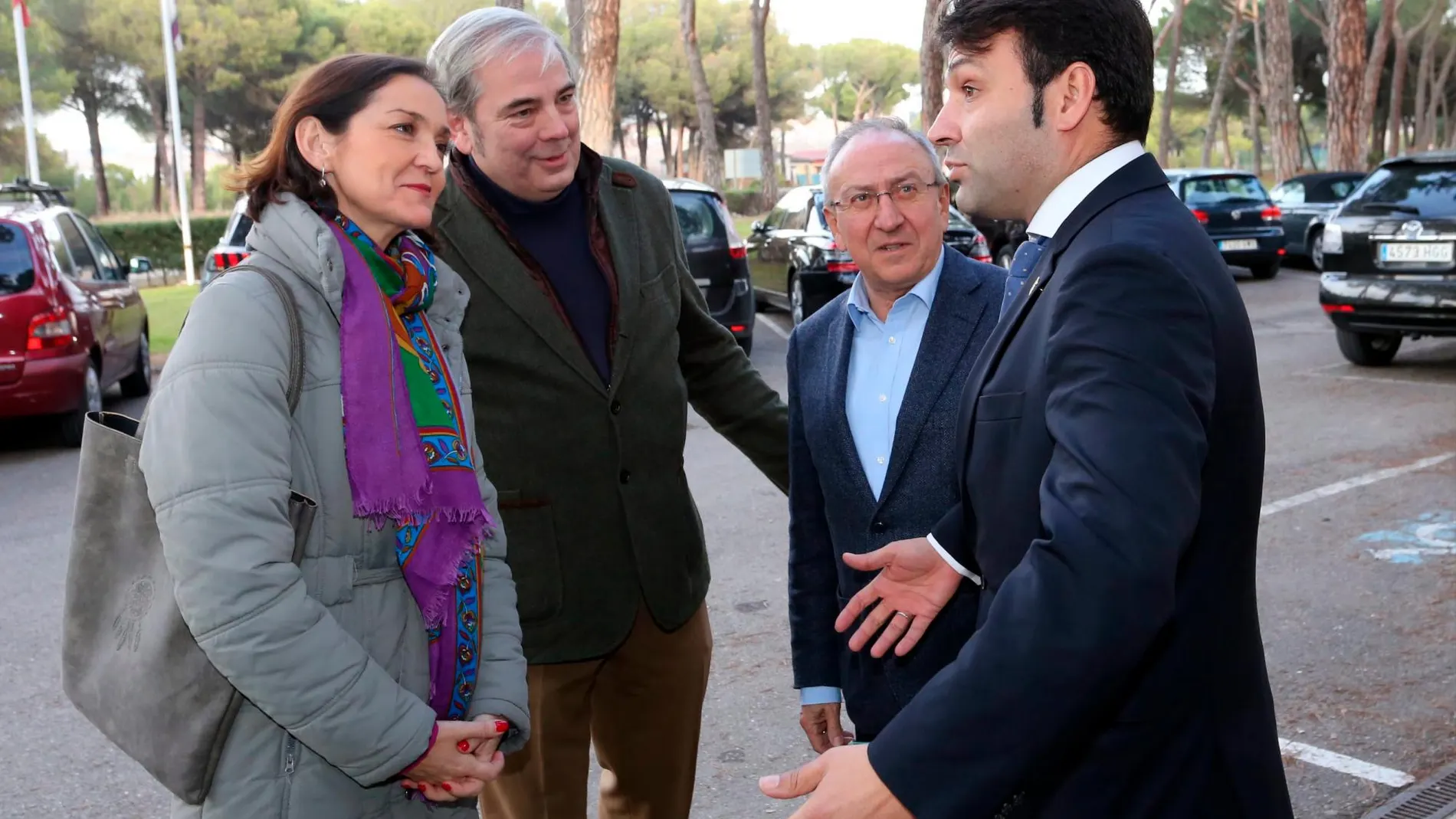 La ministra de Industria, Reyes Maroto, conversa con el alcalde de Tordesillas, José Antonio González Poncela, antes de mantener un encuentro con empresarios