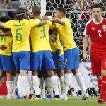 Los jugadores de Brasil celebran uno de los goles anotados ante Serbia / Efe
