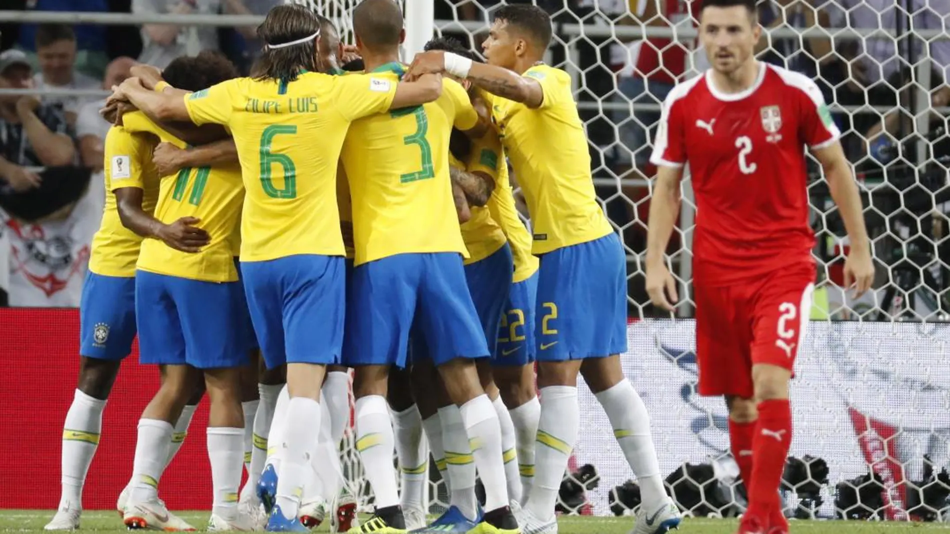 Los jugadores de Brasil celebran uno de los goles anotados ante Serbia / Efe