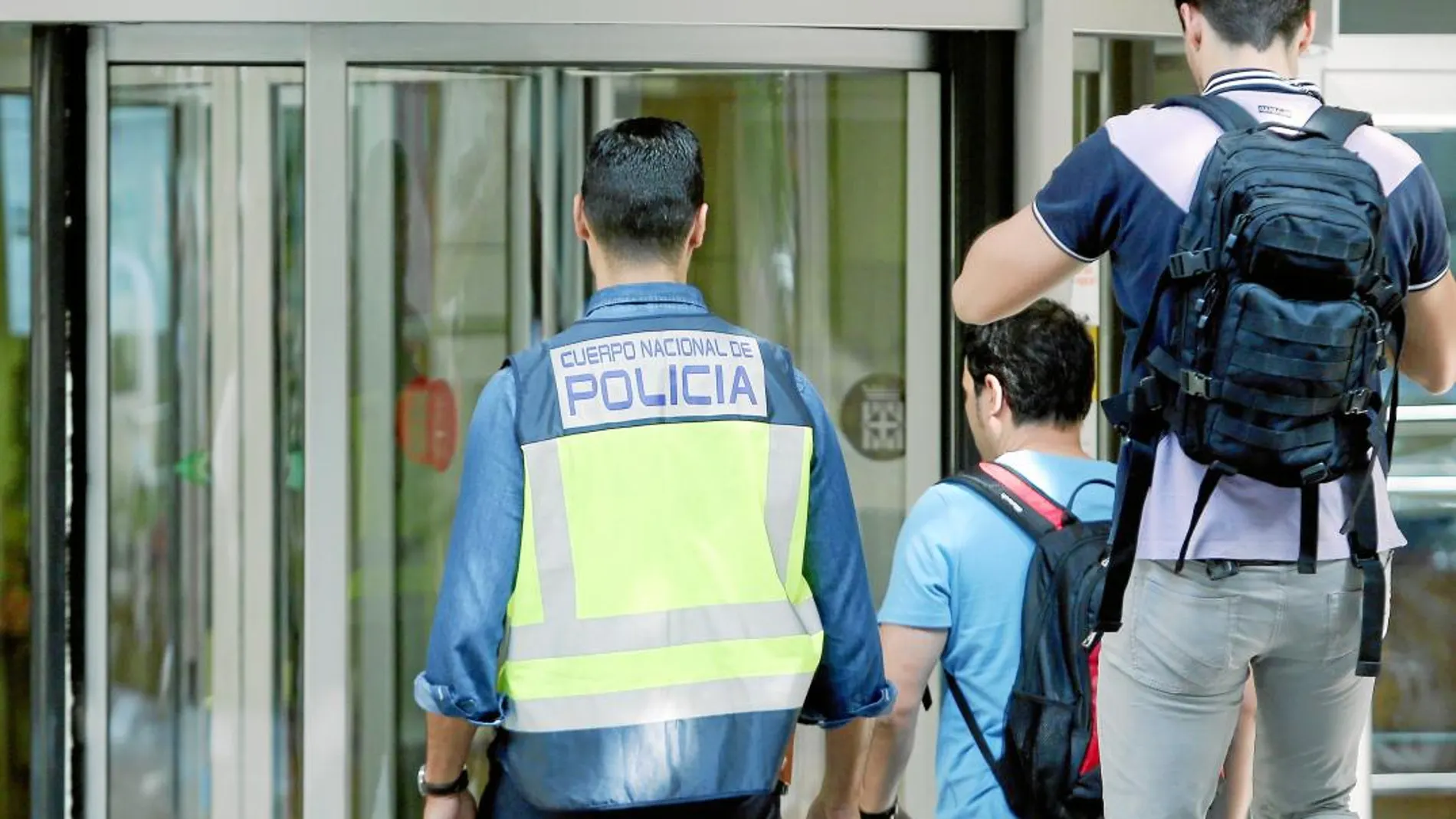 Agentes de Policía se dirigen a la sede de la Diputación de Barcelona en la calle Londres