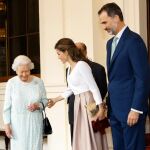 La reina Isabel II, acompañada por su marido, el duque de Edimburgo, despide hoy oficialmente a los Reyes de España Felipe y Letizia, en el palacio de Buckingham
