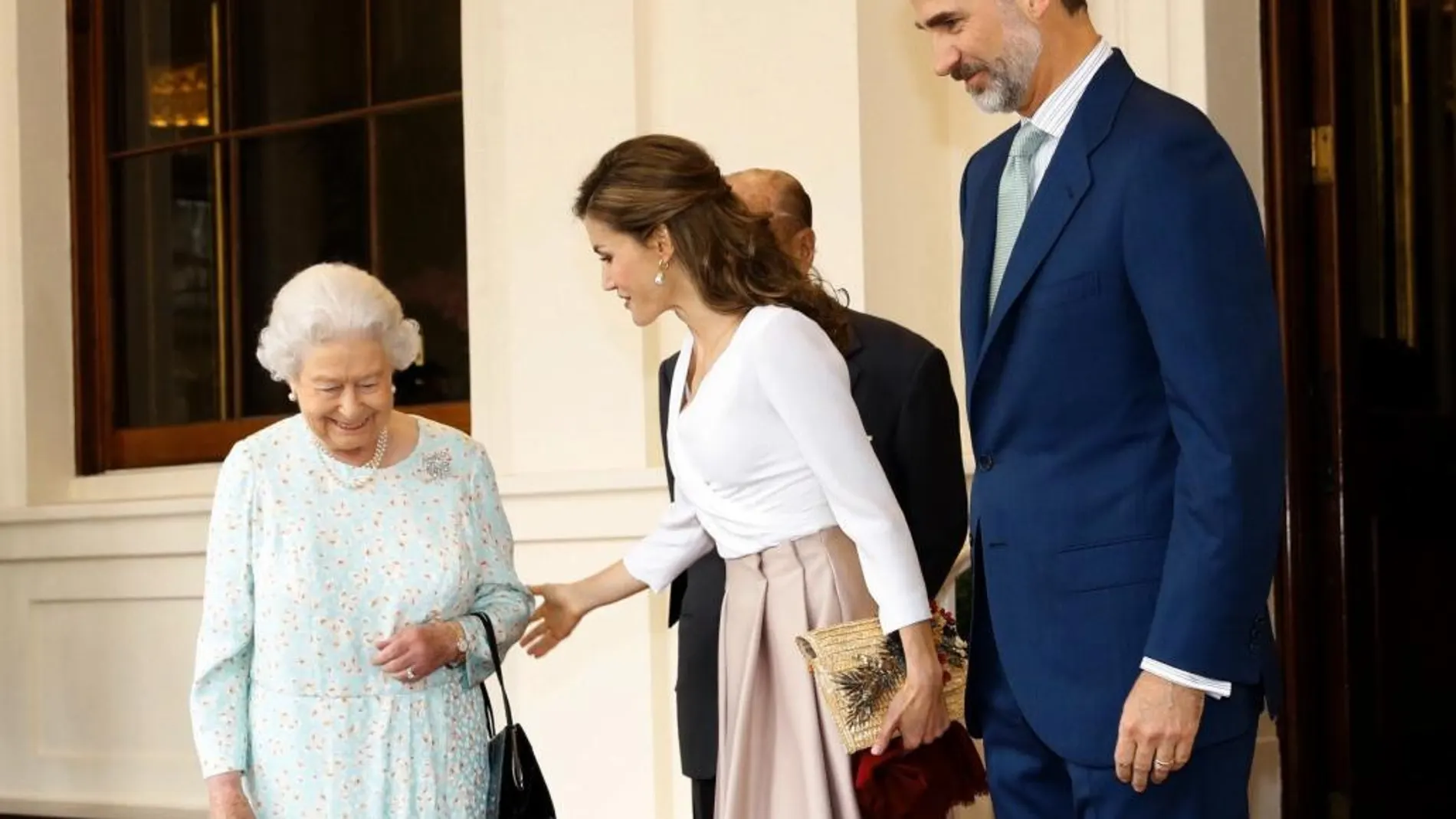 La reina Isabel II, acompañada por su marido, el duque de Edimburgo, despide hoy oficialmente a los Reyes de España Felipe y Letizia, en el palacio de Buckingham