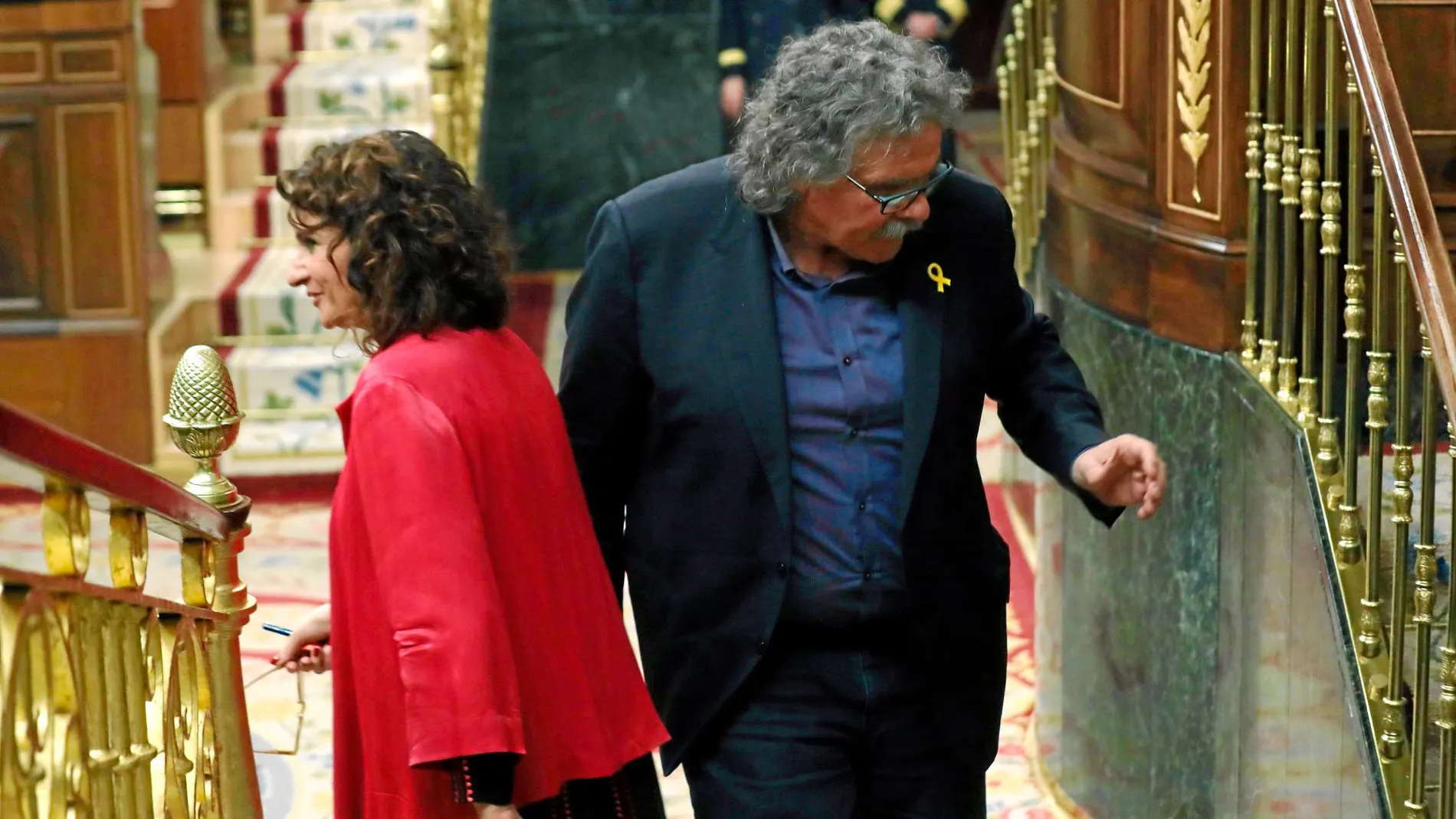 La ministra de Hacienda, María Jesús Montero, y el portavoz de ERC, Joan Tardà, ayer en el Congreso