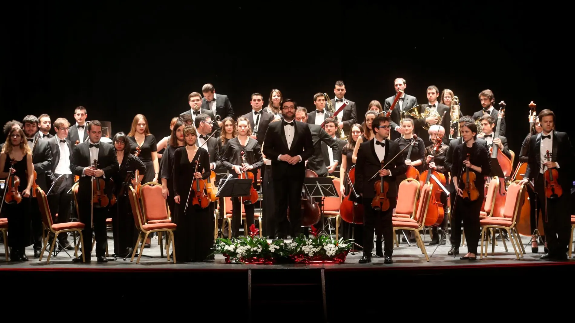 Ernesto Monsalve al frente de la Orquesta Filarmónica de Valladolid en el concierto celebrado en la tarde de ayer en Valladolid
