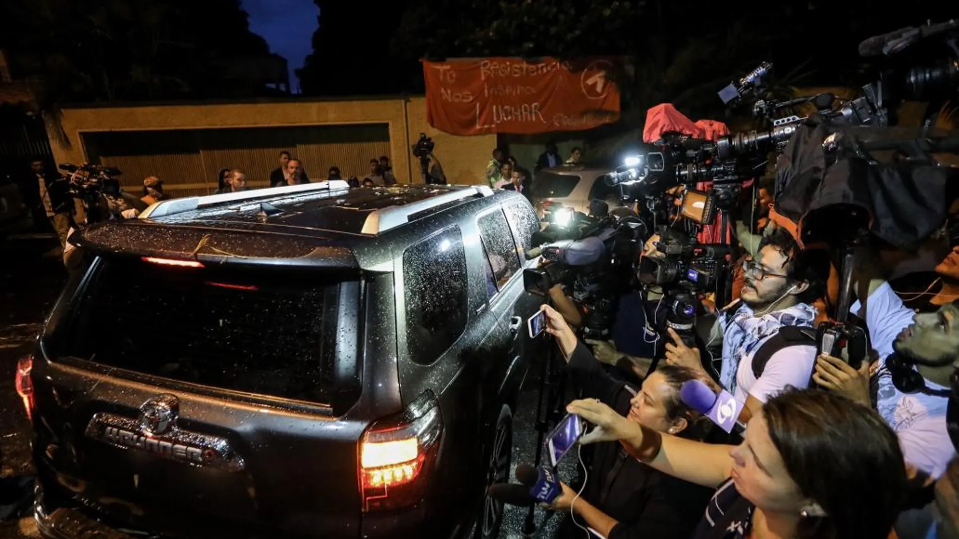 El exjefe del gobierno español José Luis Rodríguez Zapatero se retira dentro de un vehículo de la casa de Leopoldo López