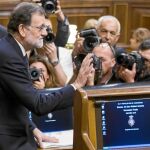 Rajoy, el pasado sábado saluda desde su escaño en el Congreso de los Diputados tras la votación de investidura