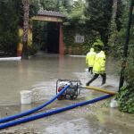 Varias calles de Sevilla han quedado anegadas por las lluvias
