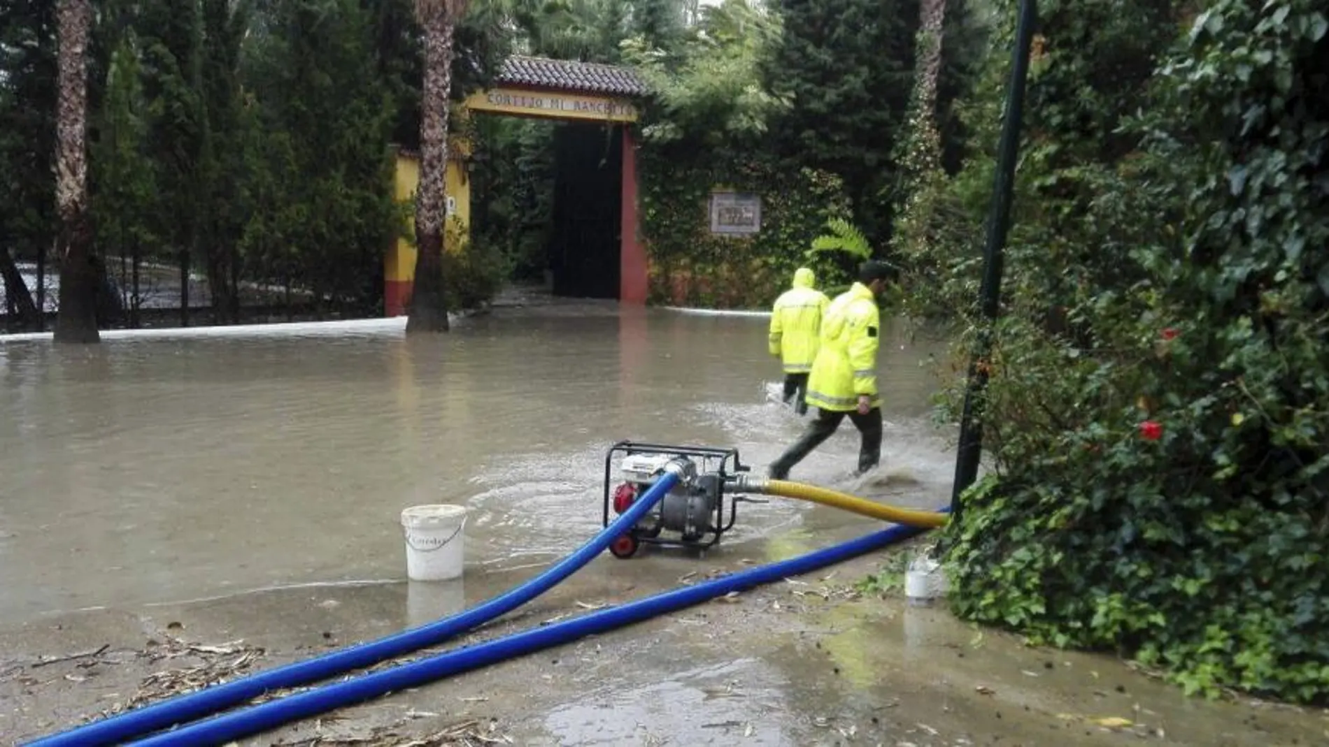 Varias calles de Sevilla han quedado anegadas por las lluvias
