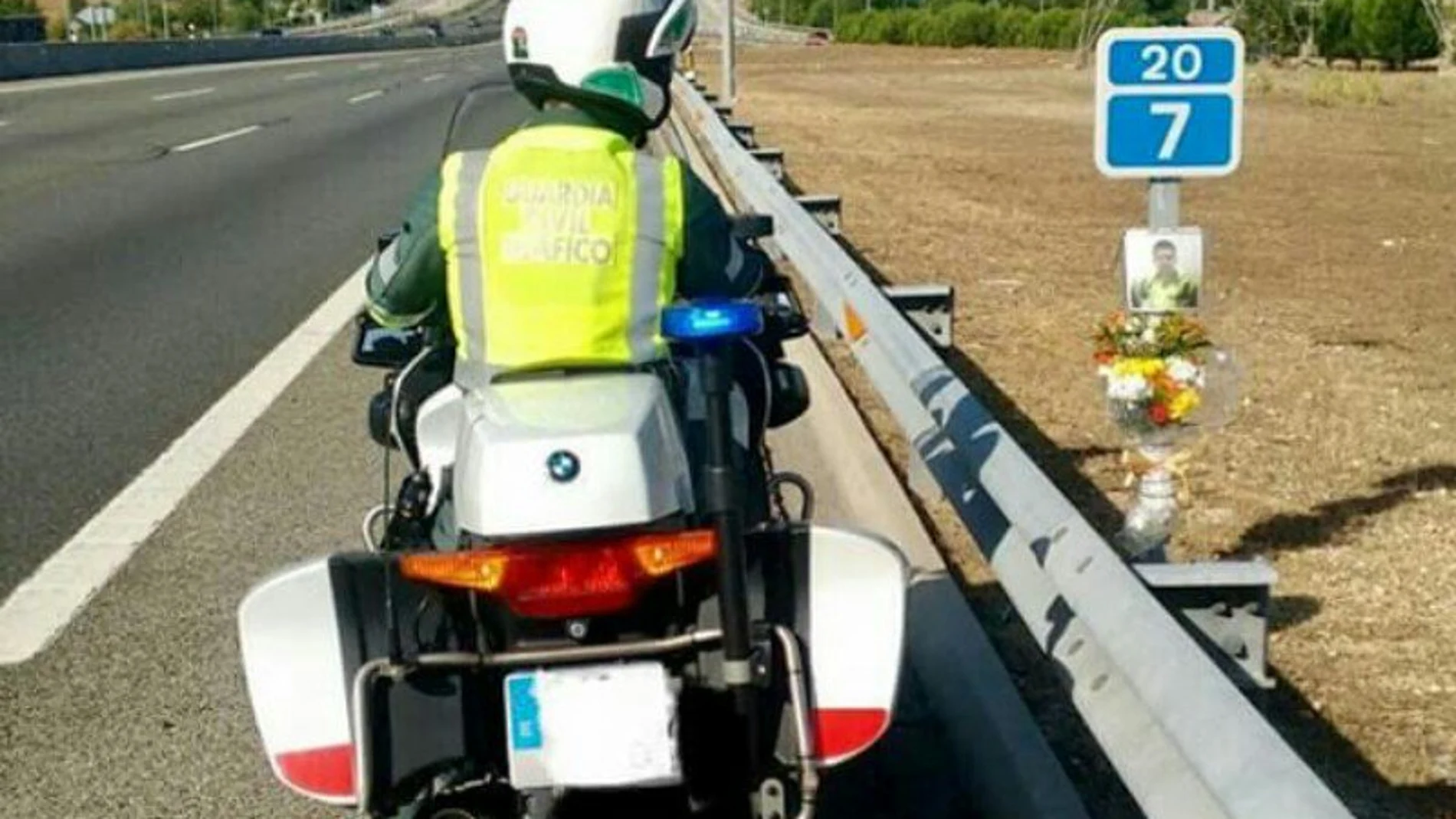 En la imágen el compañero que iba ese día con el Guardia Civil fallecido