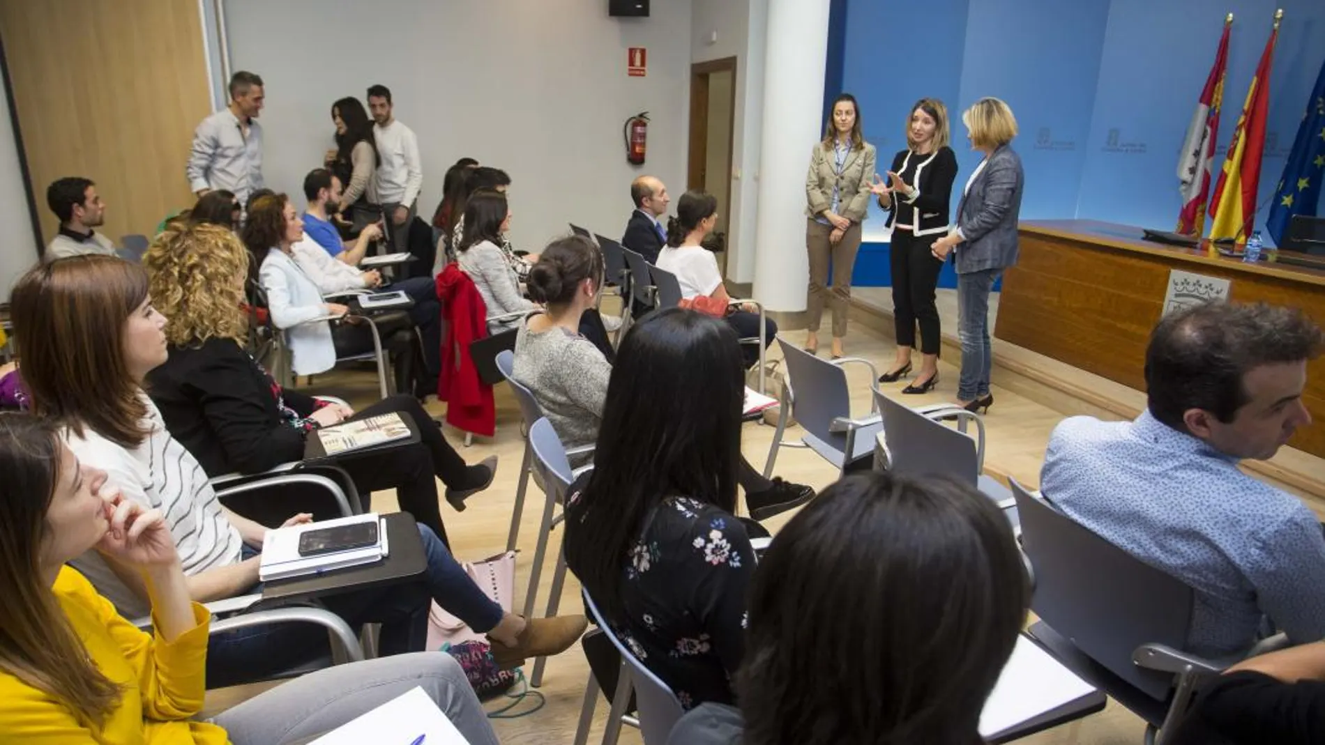 La consejera Alicia García y la directora de la Mujer, Esperanza Vázquez, durante un encuentro con periodistas de televisión / JCYL