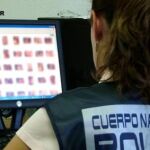 Una de las menores observó un terminal que asomaba por debajo enfocando las duchas del centro deportivo. (Archivo)