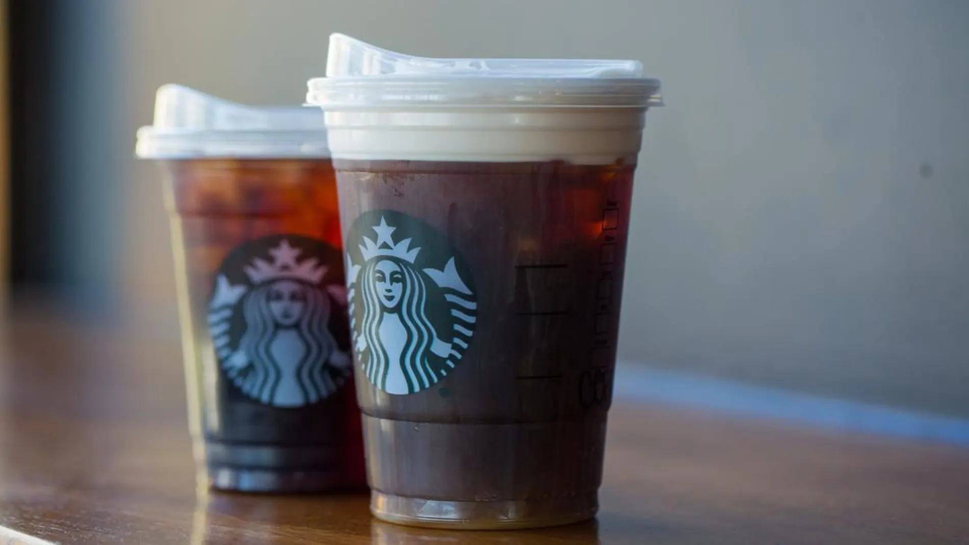 Dos vasos de Starbucks con la nueva tapa reciclable / Efe