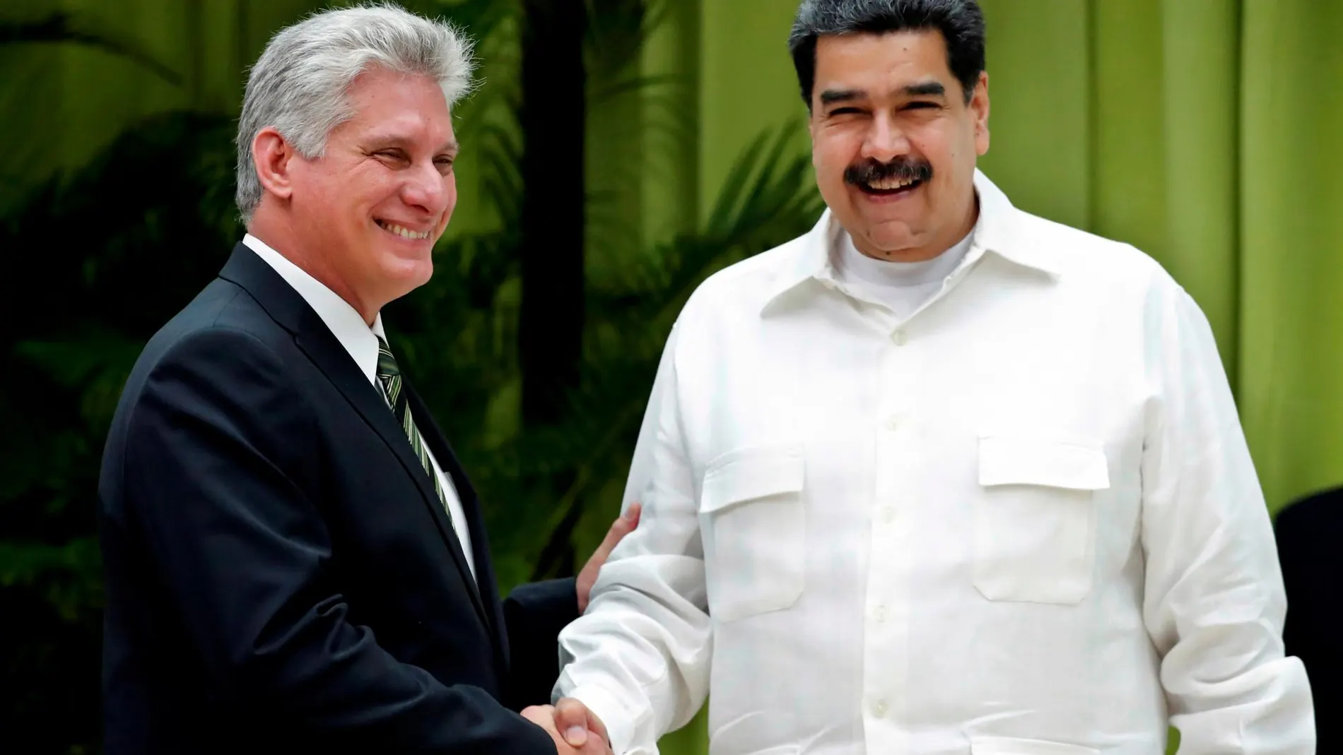 Miguel Díaz-Canel y Nicolás Maduro se saludan antes de la cumbre del Alba en La Habana