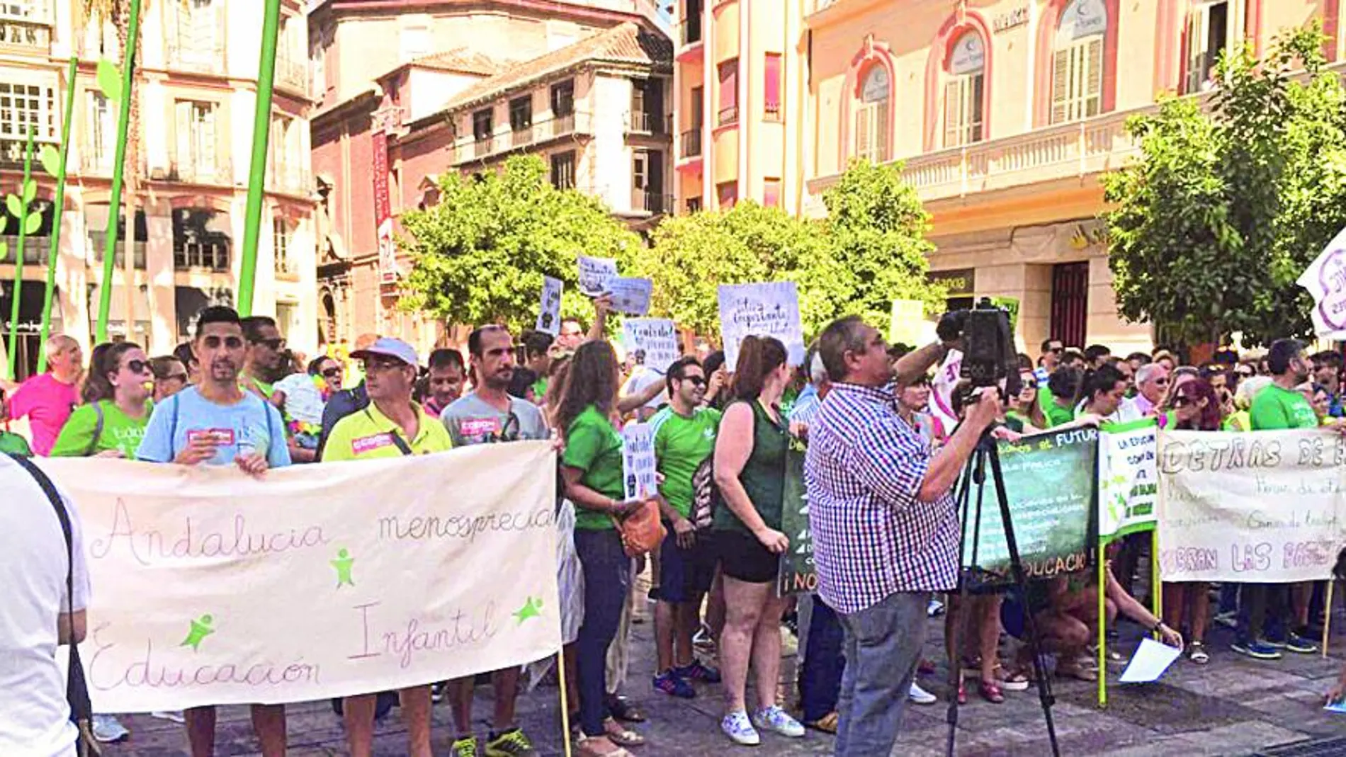 La Plataforma Andaluza de la Escuela Pública se concentró ayer en Málaga para evidenciar su rechazo contra los recortes de las plantillas de profesores de los centros públicos.