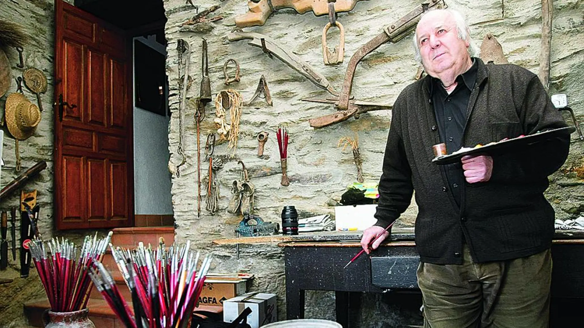 El artista zamorano y Premio Castilla y León de las Artes 2010, en su casa de Carrascal.