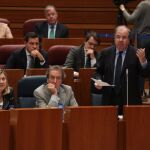 El presidente Herrera responde desde su escaño al portavoz de Podemos en presencia del vicepresidente De Santiago-Jáurez y la consejera Pilar del Olmo, entre otros