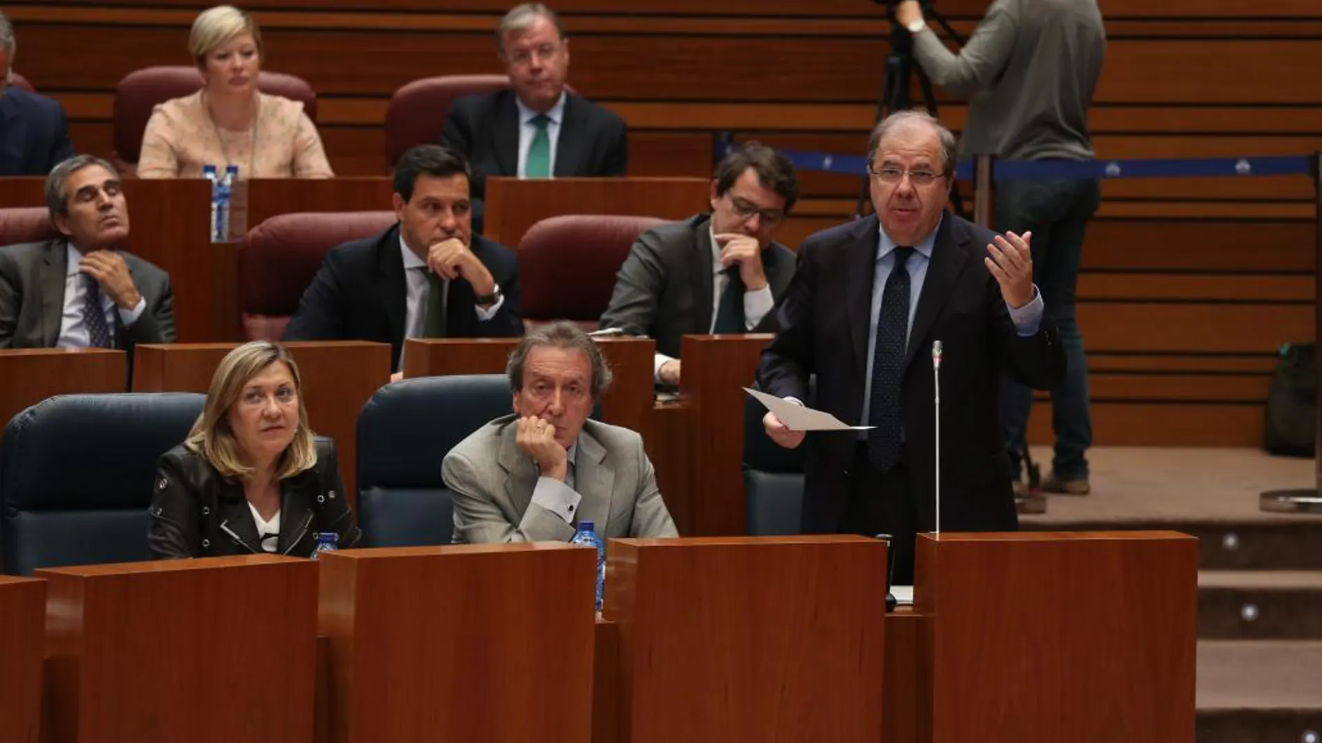 El presidente Herrera responde desde su escaño al portavoz de Podemos en presencia del vicepresidente De Santiago-Jáurez y la consejera Pilar del Olmo, entre otros