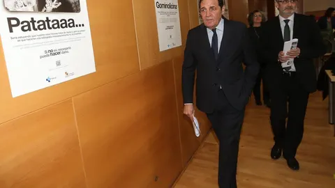 El consejero de Sanidad, Antonio María Sáez Aguado, pasa por algunas de los anuncios de la campaña de concienciación