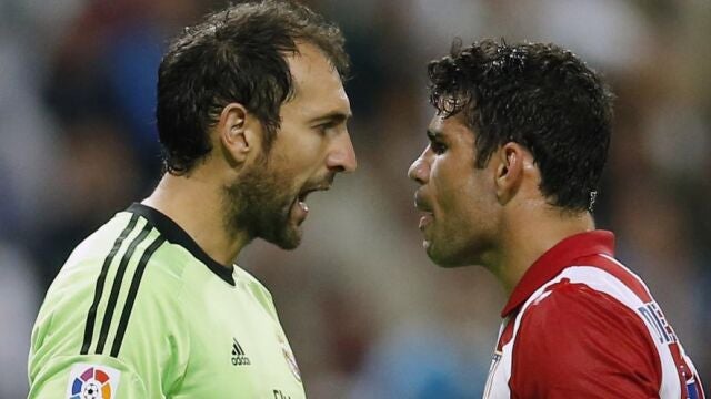 El atlético Diego Costa se encara con el guardameta madridista en el derbi liguero del pasado sábado