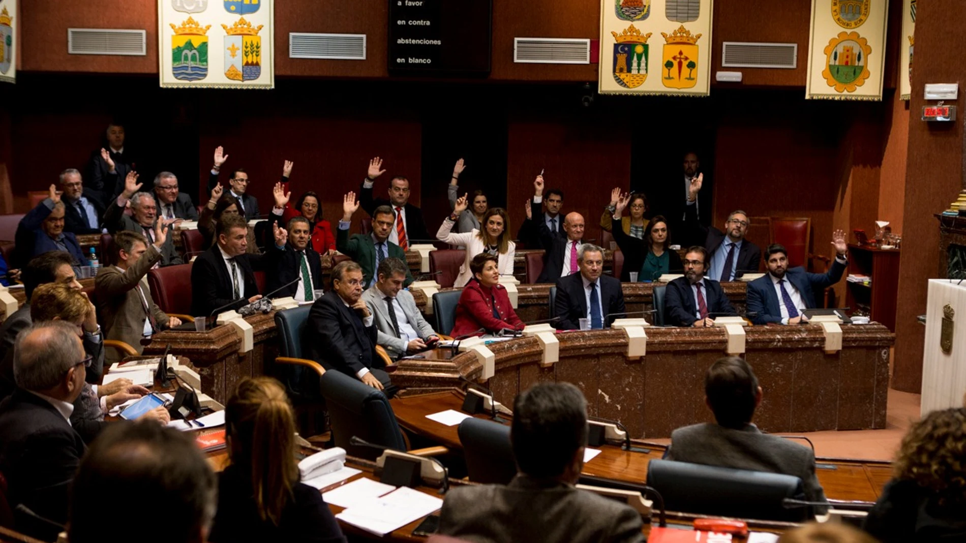 Imagen de la bancada popular durante la votación, rechazando las enmiendas a la totalidad de PSOE y Podemos, ayer en la sesión parlamentaria en la Asamblea Regional