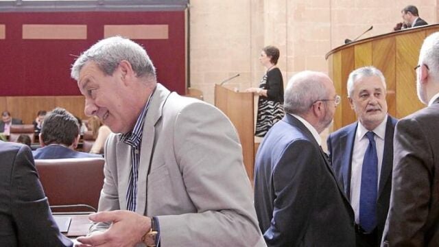 La consejera de Hacienda interviene en la tribuna mientras miembros del Grupo Socialista, entre ellos José Antonio Griñán, conversan