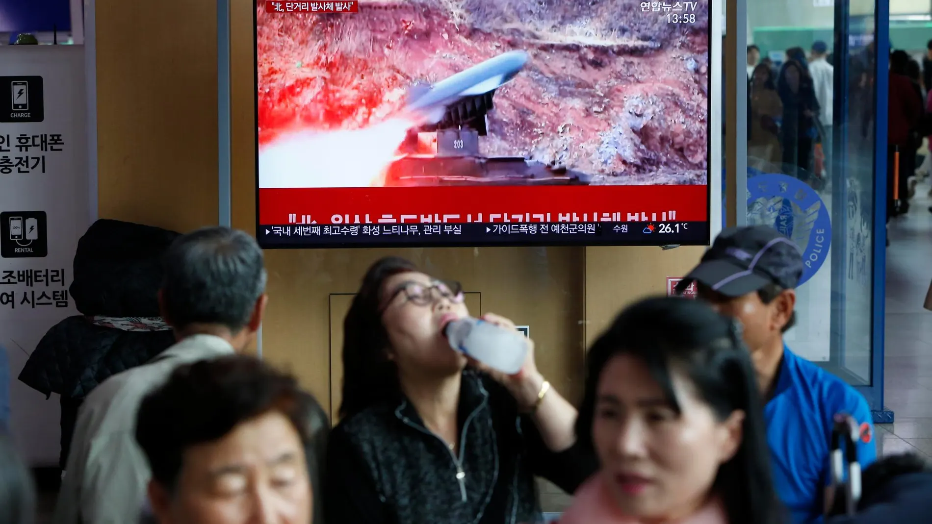 Una televisión muestra el lanzamiento de los misiles / Foto: Efe