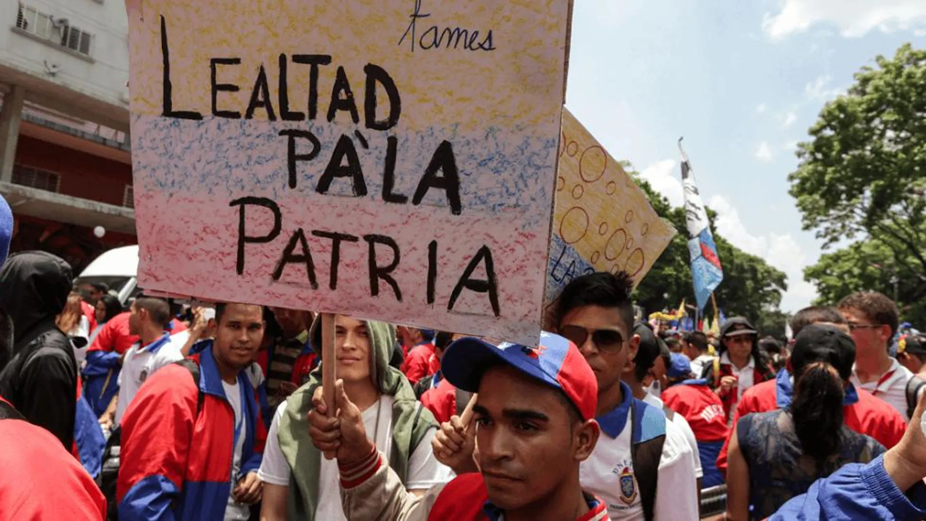Simpatizantes del chavismo participan en una manifestación en Caracas