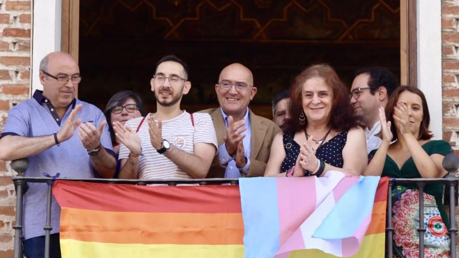 Jesús Julio Carnero coloca en un balcón de la sede de la Diputación vallisoletana la bandera arco iris del colectivo