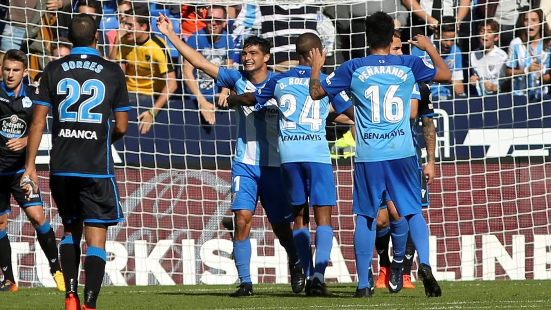 El centrocampista uruguayo del Málaga Gonzalo 'Chory' Castro (2i) celebra con sus compañeros su gol marcado ante el Deportivo