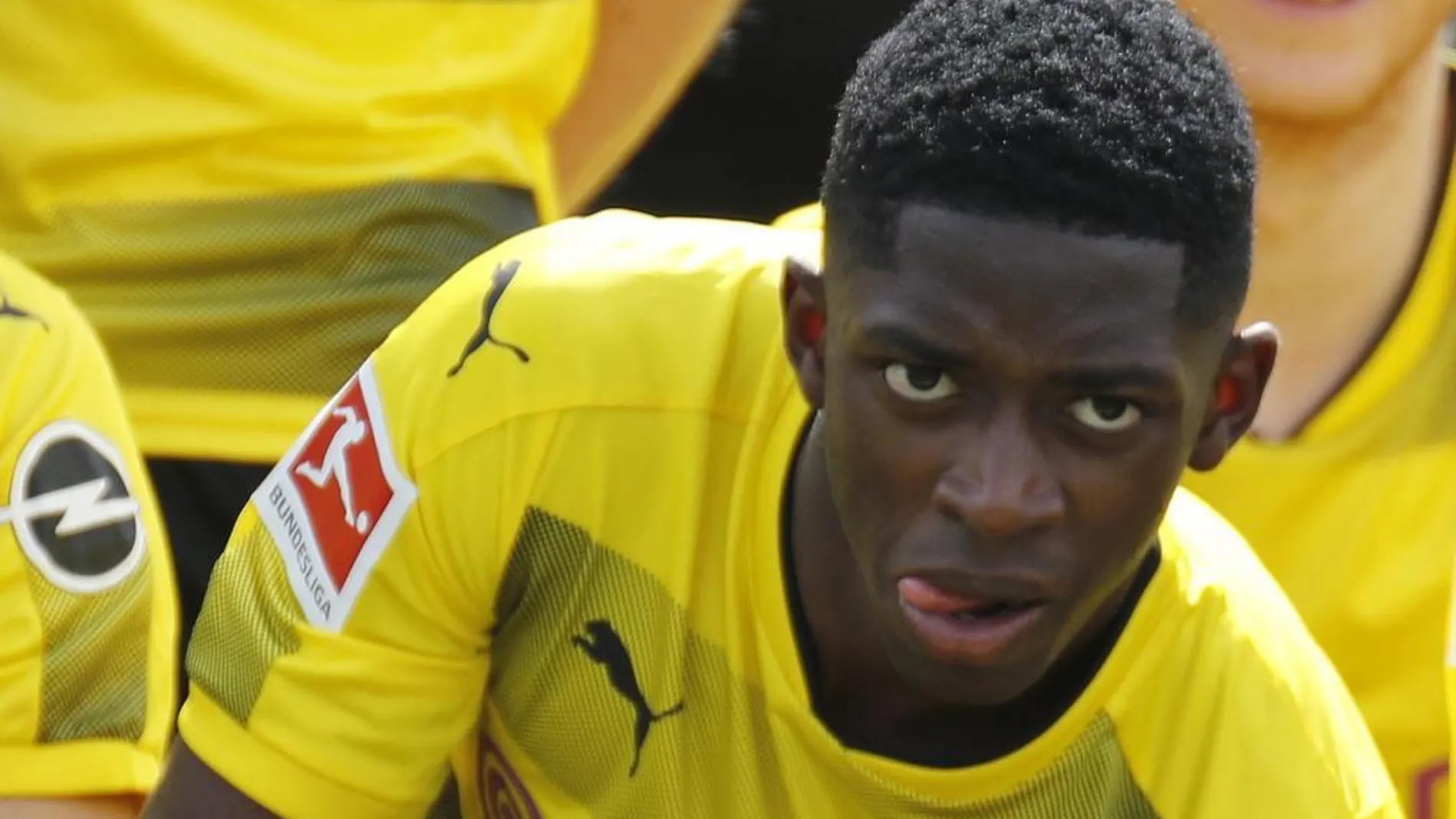 El extremo francés del Borussia Dortmund Ousmane Dembelé asiste a una fotografía de equipo en Dortmund