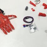 La Universidad CEU San Pablo realiza prótesis de mano y brazo con impresión 3D