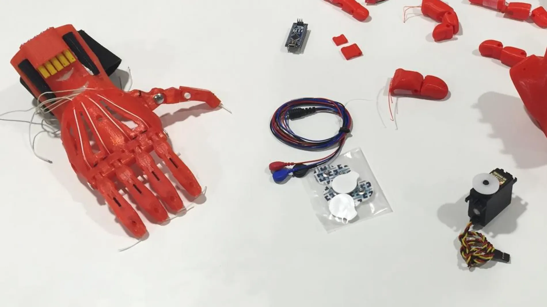 La Universidad CEU San Pablo realiza prótesis de mano y brazo con impresión 3D
