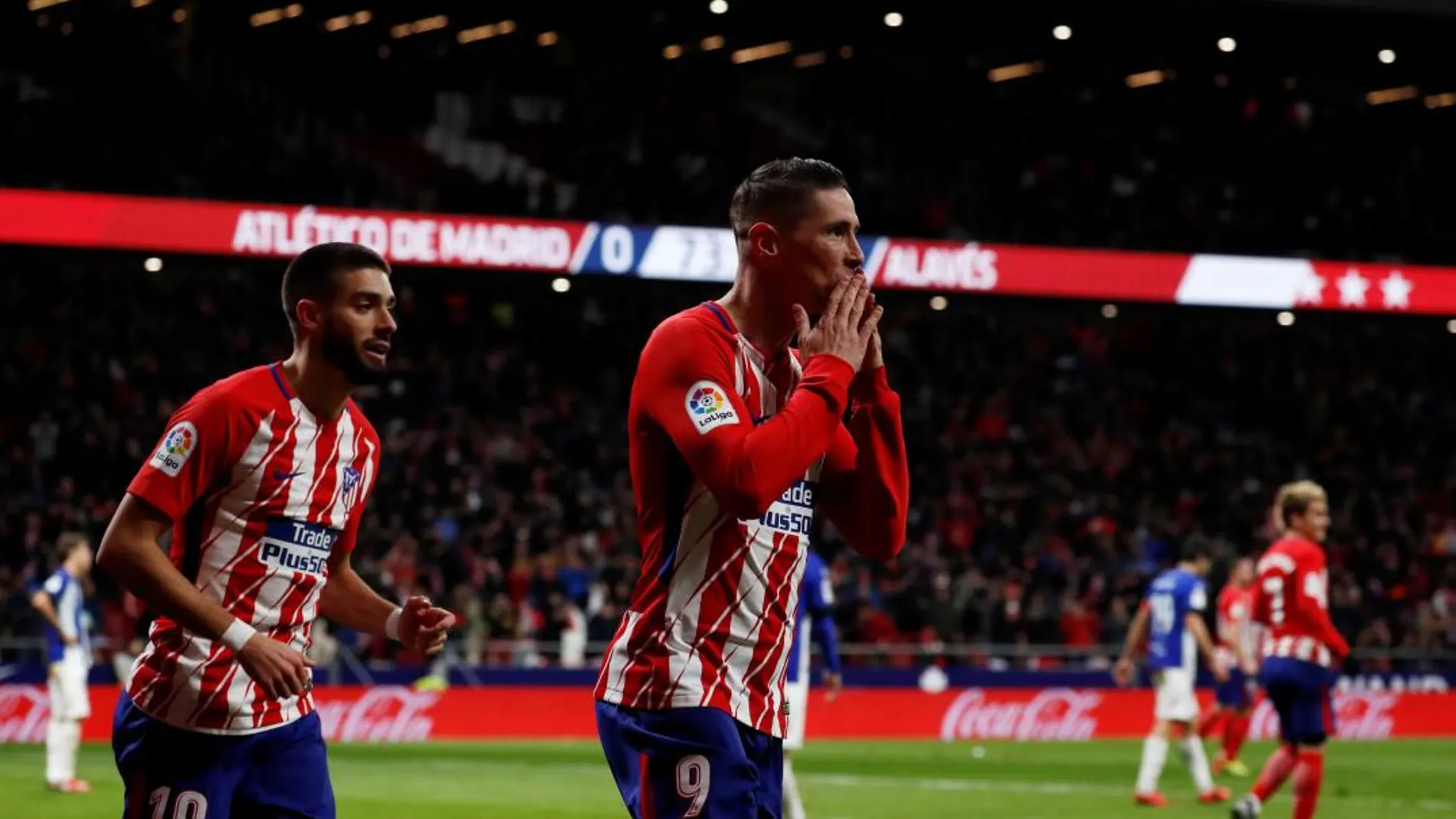 Fernando Torres celebra su gol anotado al Alavés