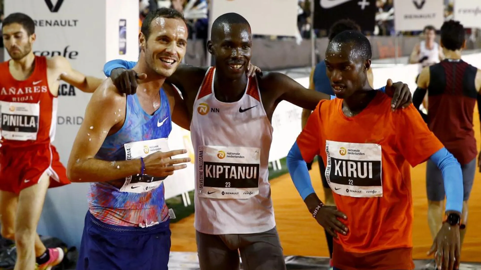 El keniano Eric Kiptanui (c),posa junto a su compatriota Amos Kirui (d) y al español Toni Abadía (i) tras lograr la primera, segunda y tercera posición.