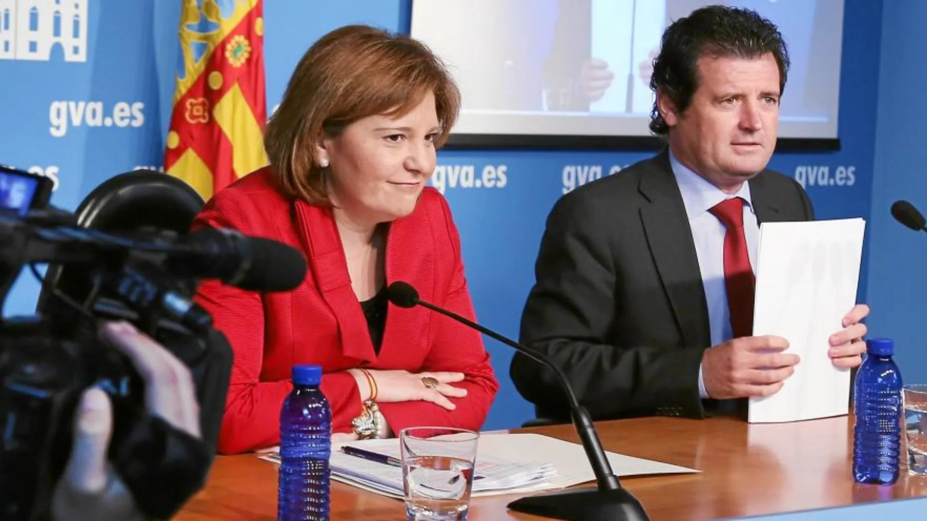 La consellera Bonig explicó tras el pleno los detalles del Patfor. A su lado, el vicepresidente José Císcar