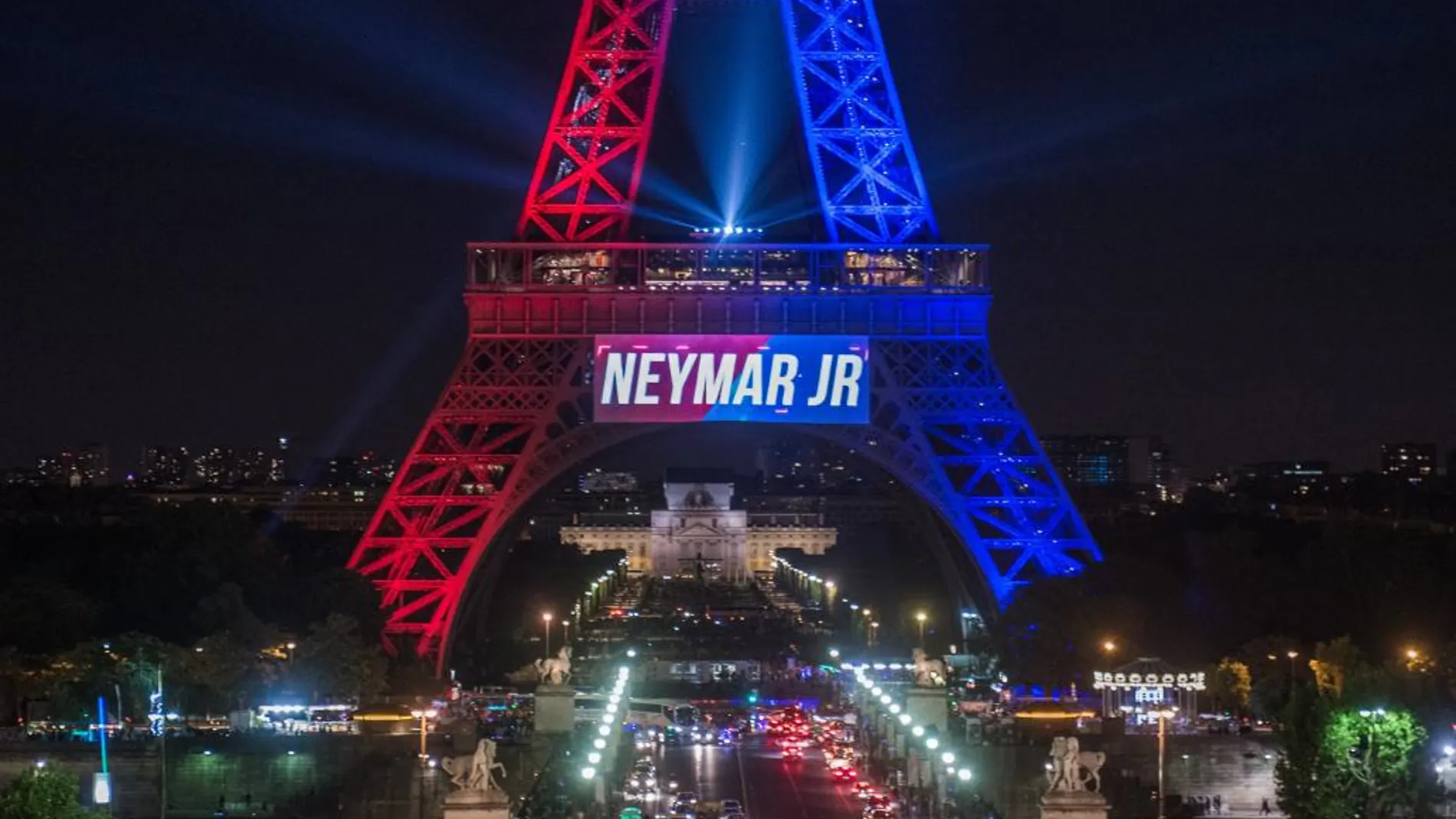 Anoche la Torre Eiffel de París estaba iluminada con los colores del club de fútbol Paris Saint-Germain debido a la presentación de Neymar