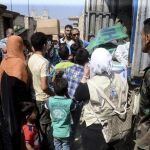 Decenas de familias tratan de huir de la ciudad de Alepo.