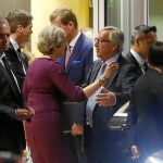 La «premier» May y el presidente de la Comisión, Juncker, ayer en Bruselas