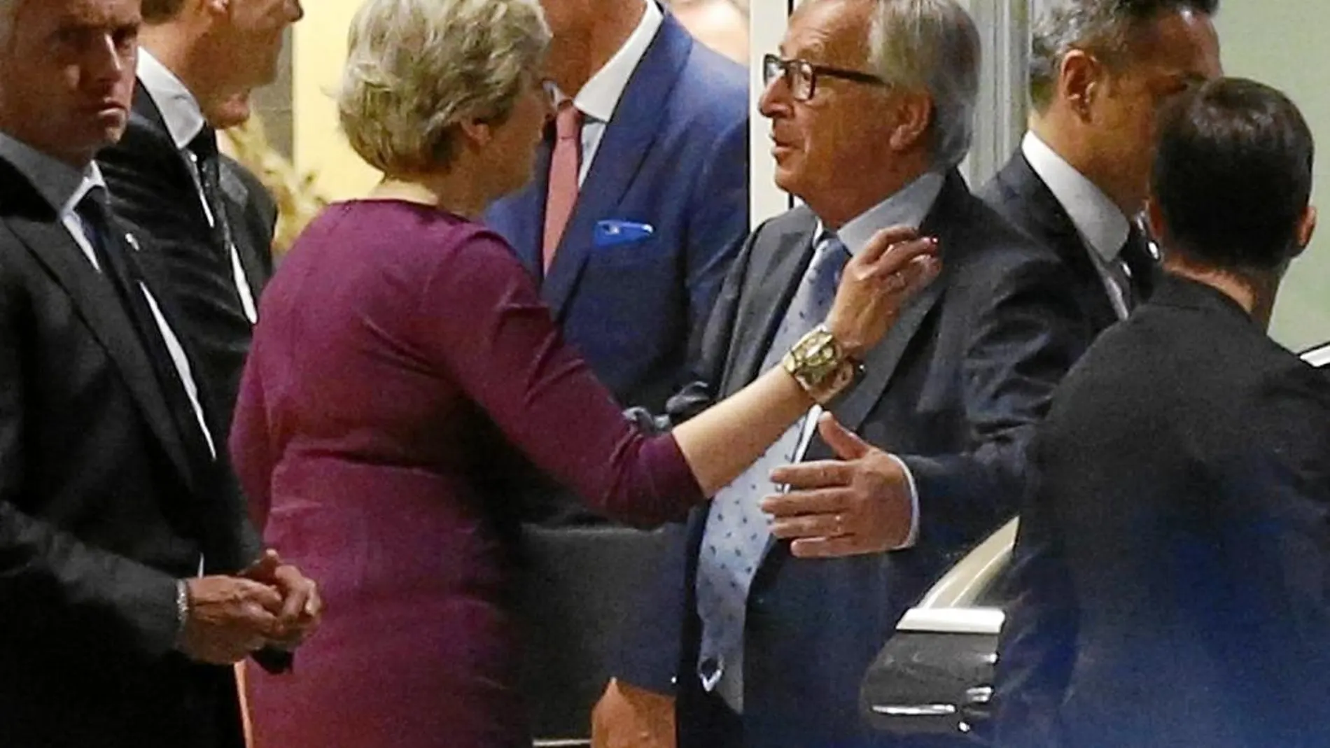 La «premier» May y el presidente de la Comisión, Juncker, ayer en Bruselas