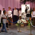 Dos ancianas despiden hoy, lunes 28 de noviembre de 2016, al fallecido líder cubano Fidel Castro durante un homenaje en la Plaza de la Revolución de La Habana (Cuba).