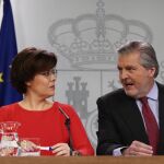 La vicepresidenta del Gobierno, Soraya Sáenz de Santamaría, y el portavoz del Ejecutivo, Íñigo Méndez de Vigo, durante la rueda de prensa posterior a la reunión del Consejo de Ministros/Efe