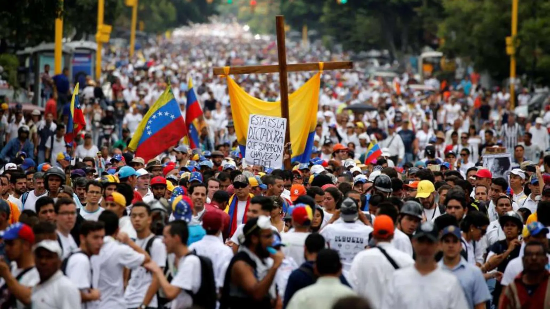 Miles de venezolanos manifestándose en Caracas