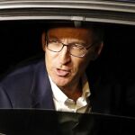 Alberto Nuñez Feijóo a su llegada esta noche a la sede del partido en Santiago de Compostela