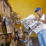 Un colombiano lee el periódico con la portada dedicada a la firma del acuerdo de paz en Cartagena de Indias, ayer