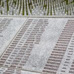Nombres de alguna de las víctimas en el Monumento de Genocidio en Potocari, cerca de Srebrenica, Bosnia